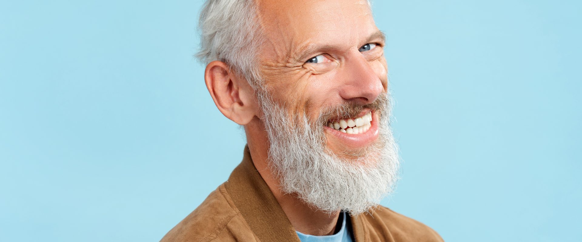 Mann mit Zahnimplantaten lacht