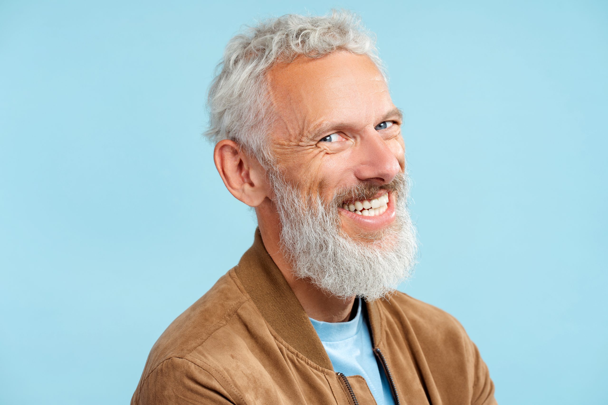 Mann mit Zahnimplantaten lacht